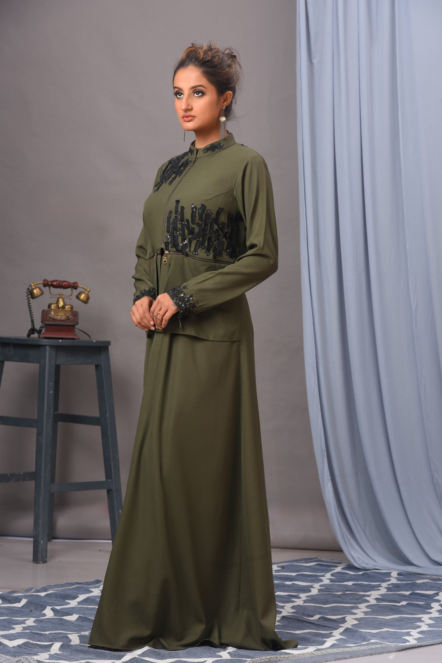 Olivgrünes Tunika-Set im Stil einer Jacke aus Krepp mit Verzierung