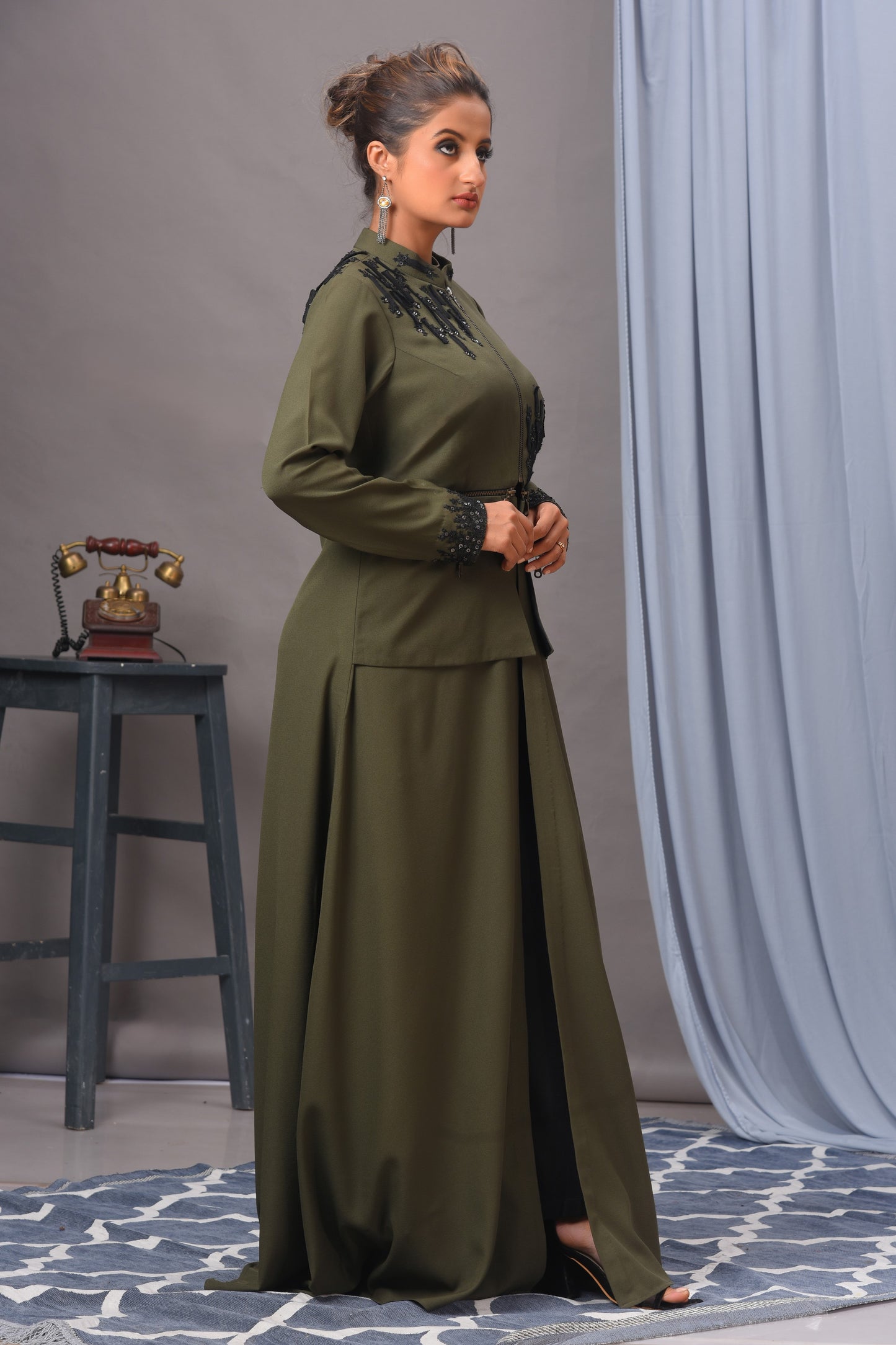 Olivgrünes Tunika-Set im Stil einer Jacke aus Krepp mit Verzierung