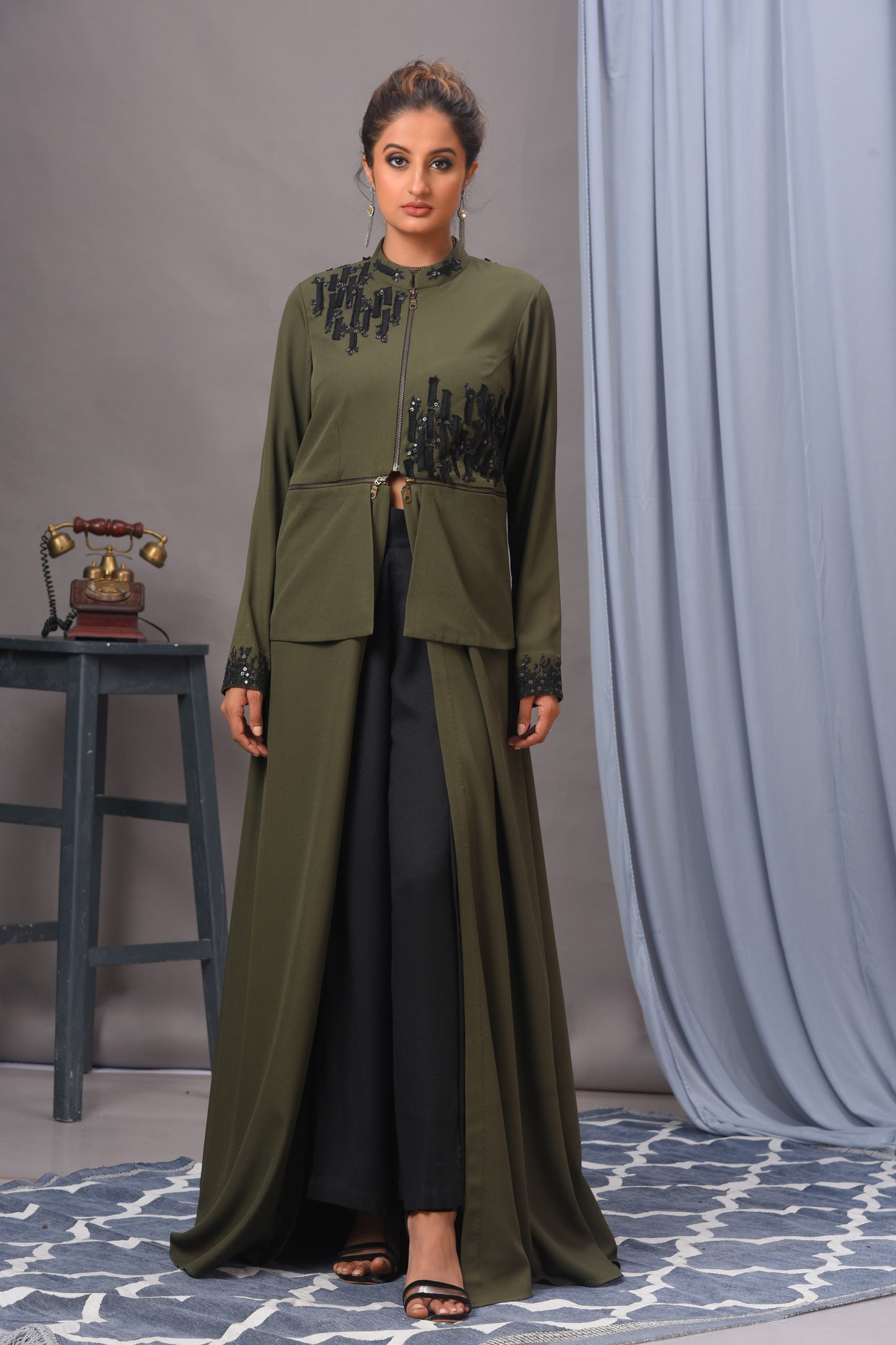 Olivgrünes Tunika-Set im Stil einer Jacke aus Krepp mit Verzierung
