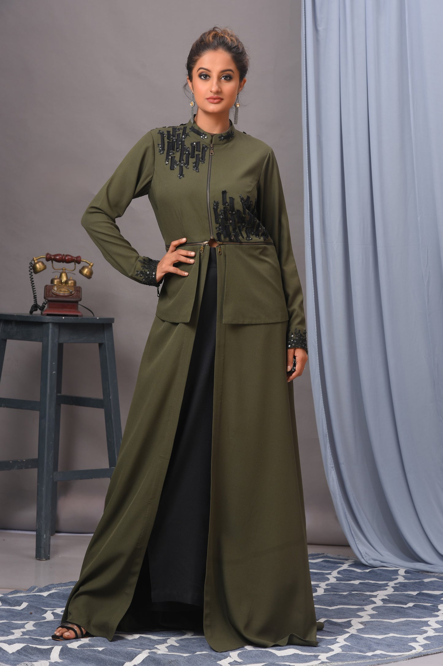 Olivgrünes Tunika-Set im Stil einer Jacke aus Krepp mit Verzierung