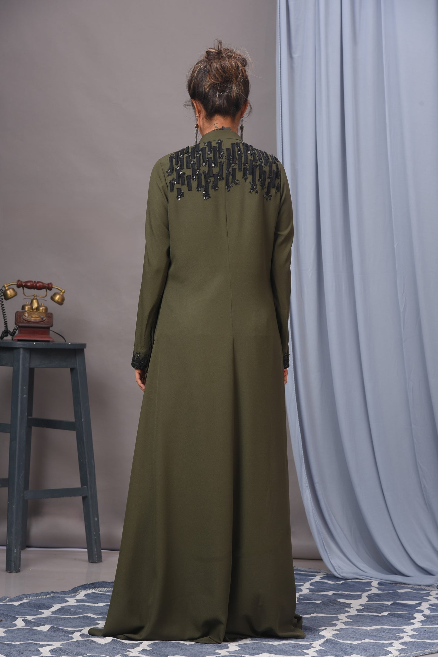 Olivgrünes Tunika-Set im Stil einer Jacke aus Krepp mit Verzierung