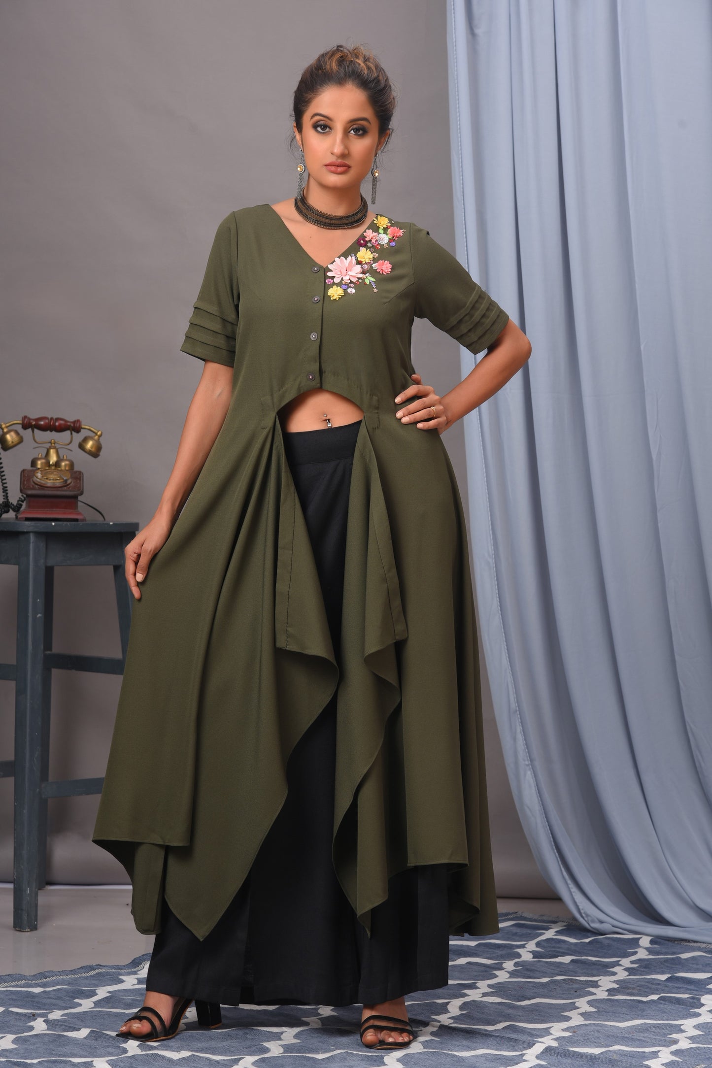 Olivgrünes, besticktes, asymmetrisches Tunika-Set aus Krepp