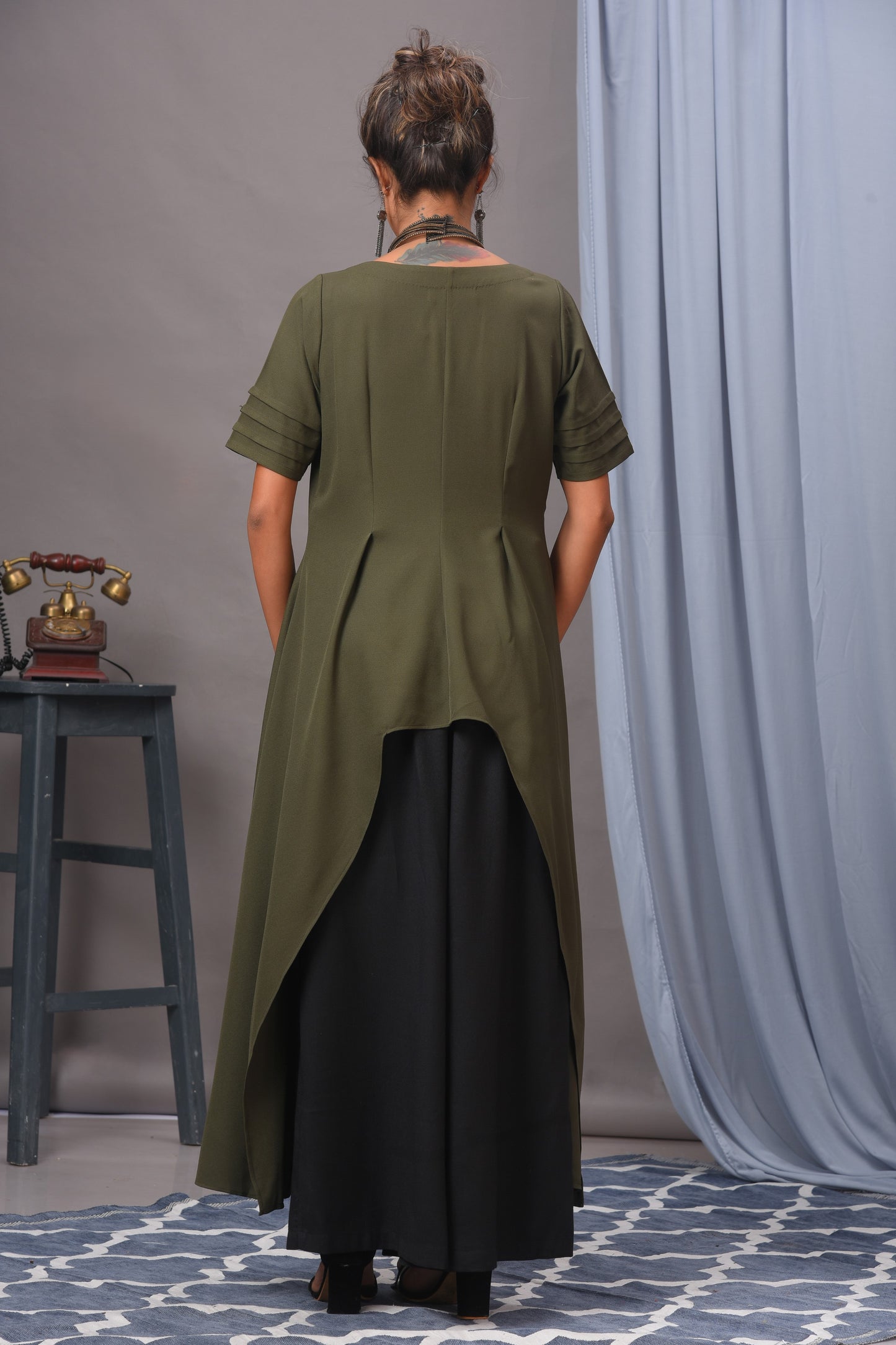 Olivgrünes, besticktes, asymmetrisches Tunika-Set aus Krepp