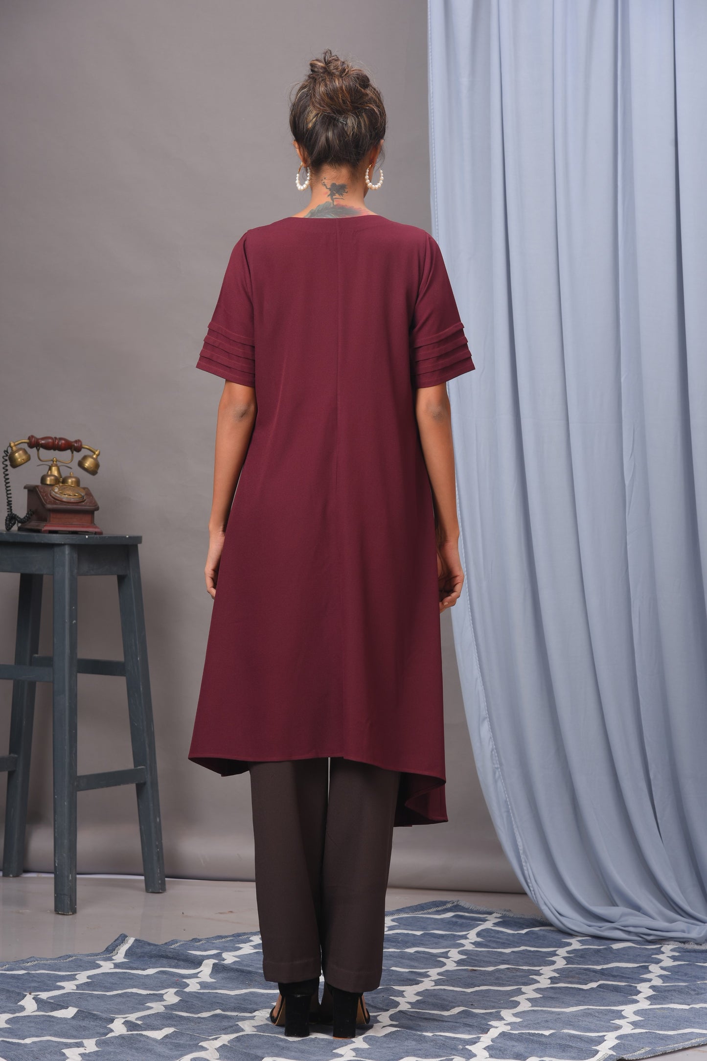 Weinrotes, asymmetrisches Tunika-Set mit Verzierung