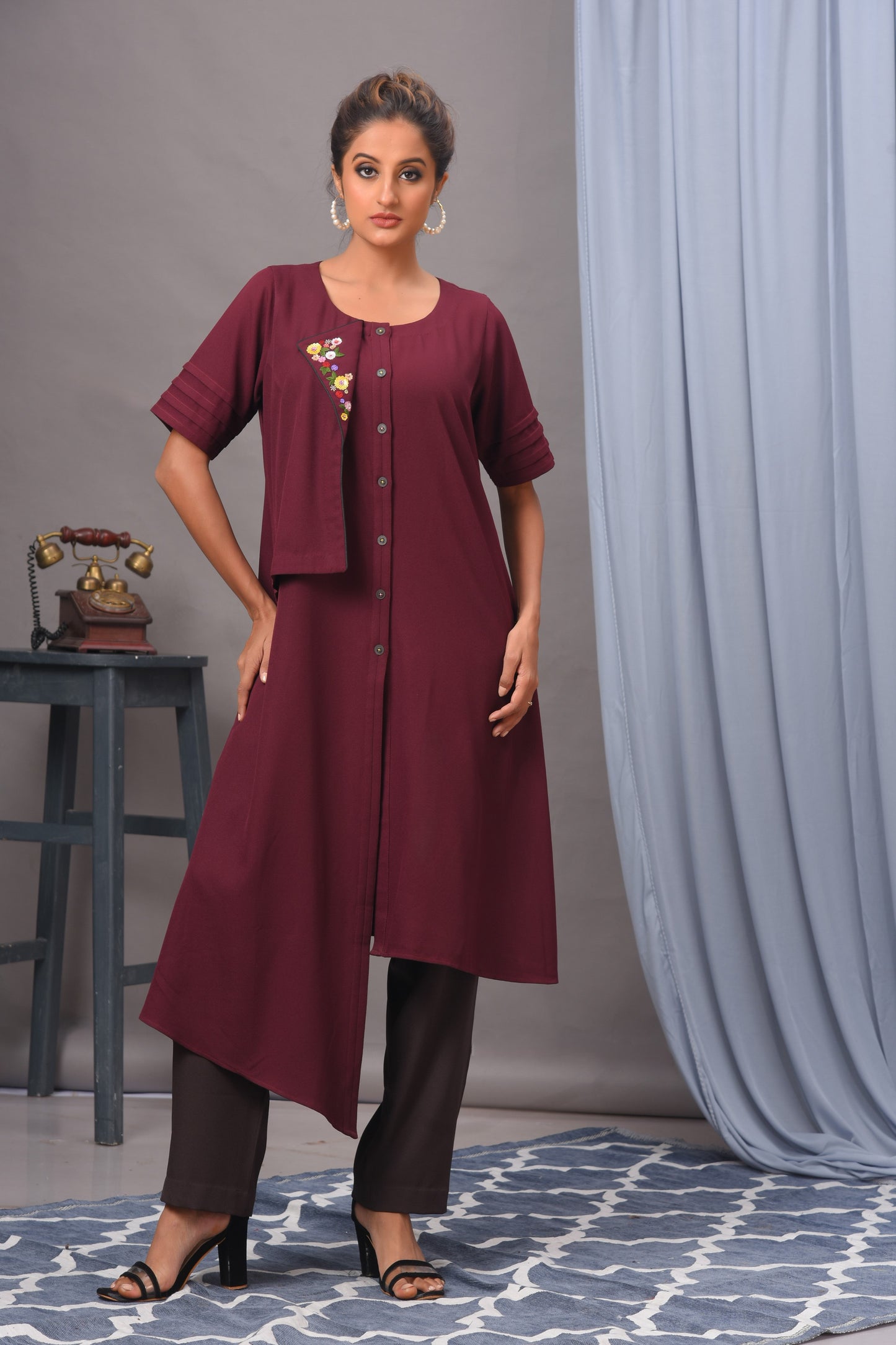 Weinrotes, asymmetrisches Tunika-Set mit Verzierung