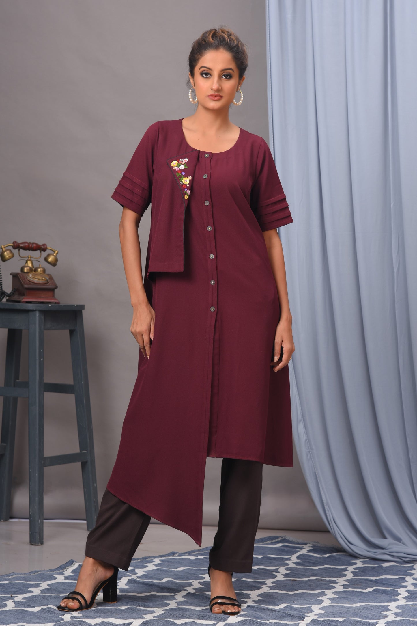 Weinrotes, asymmetrisches Tunika-Set mit Verzierung