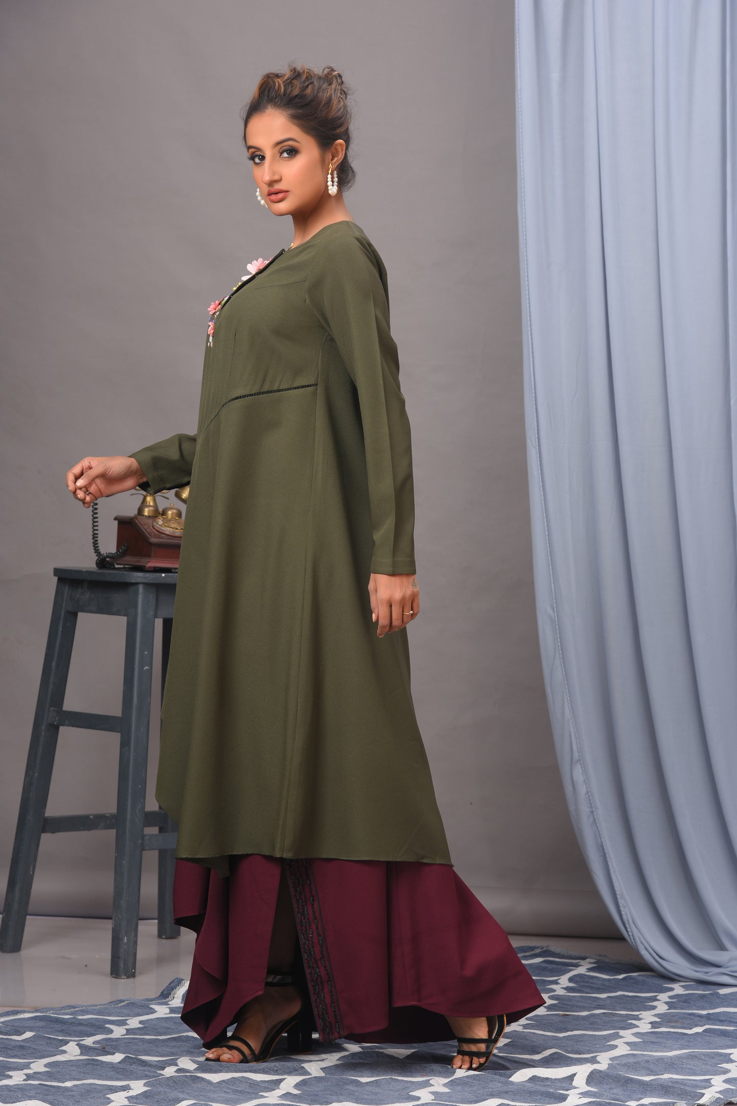 Asymmetrisches Rockset aus Crêpe mit Verzierung in Olivgrün und Weinrot