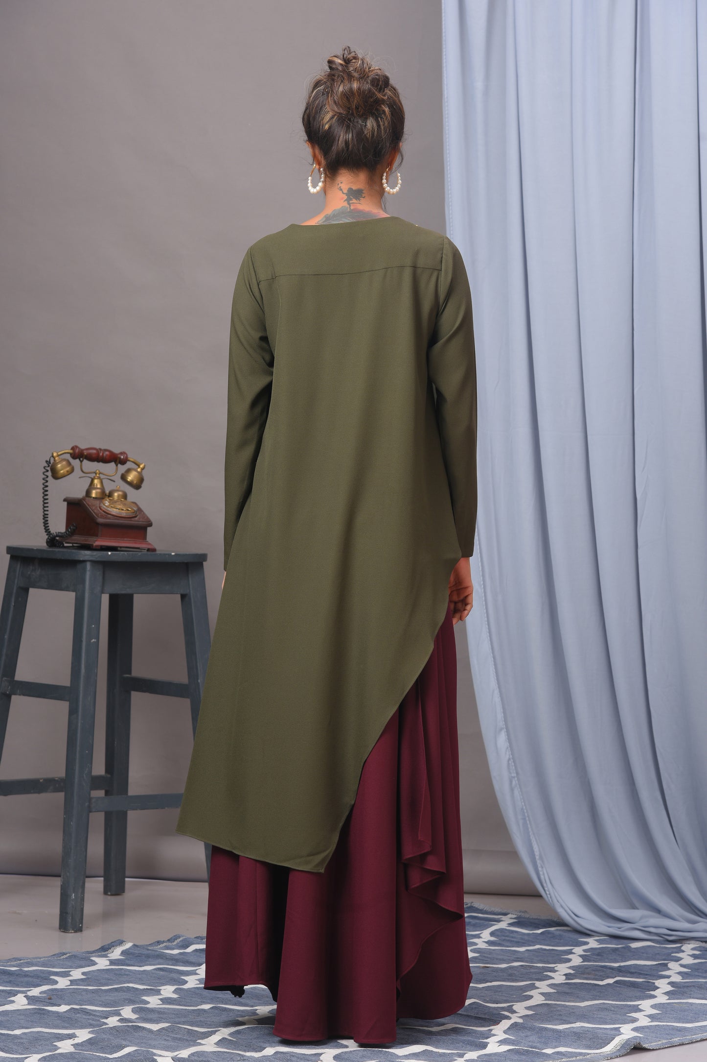 Asymmetrisches Rockset aus Crêpe mit Verzierung in Olivgrün und Weinrot