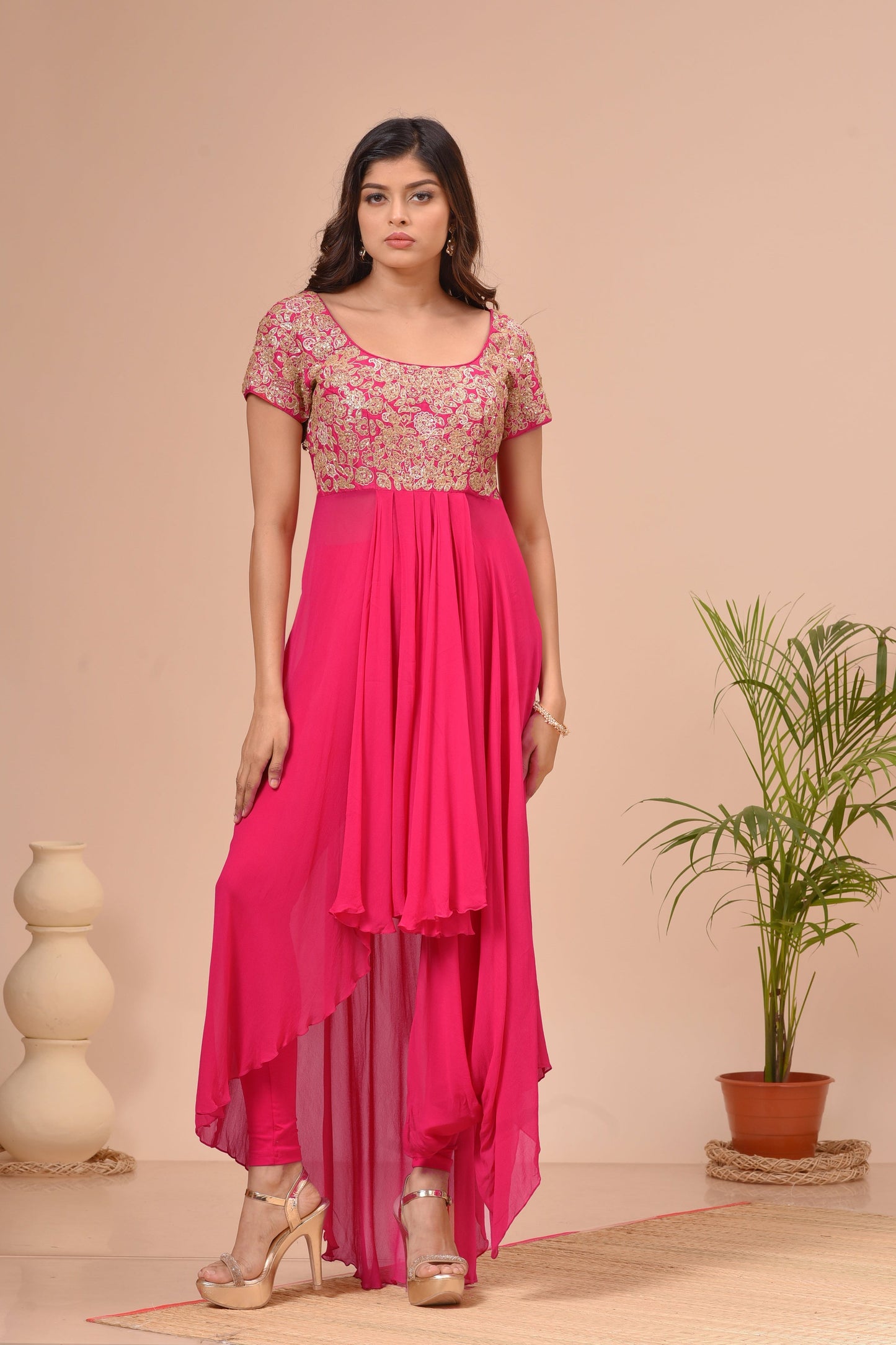 Korallenrotes, asymmetrisches Tunika-Set aus Georgette mit Stickereien und Plissee