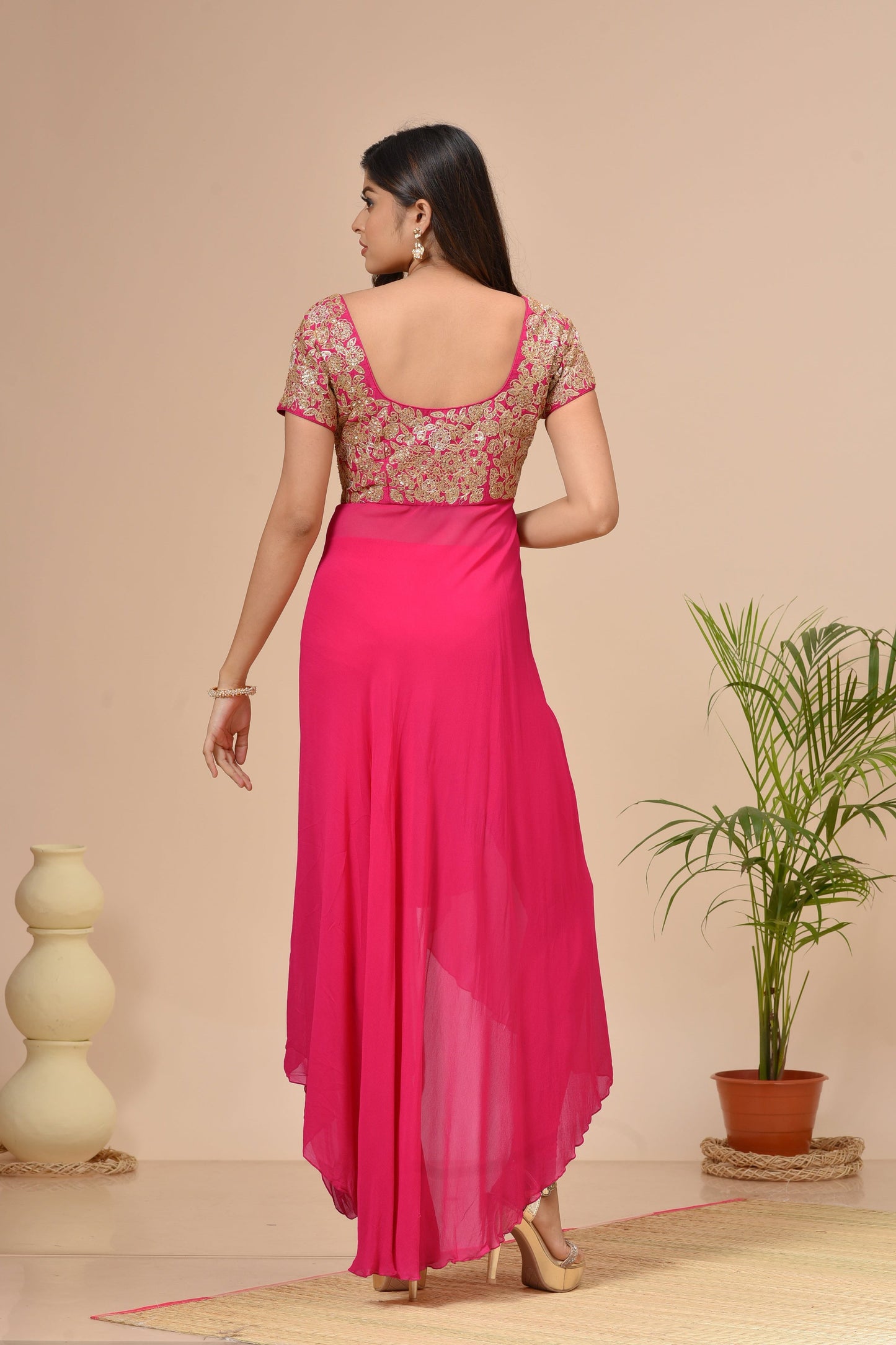 Korallenrotes, asymmetrisches Tunika-Set aus Georgette mit Stickereien und Plissee
