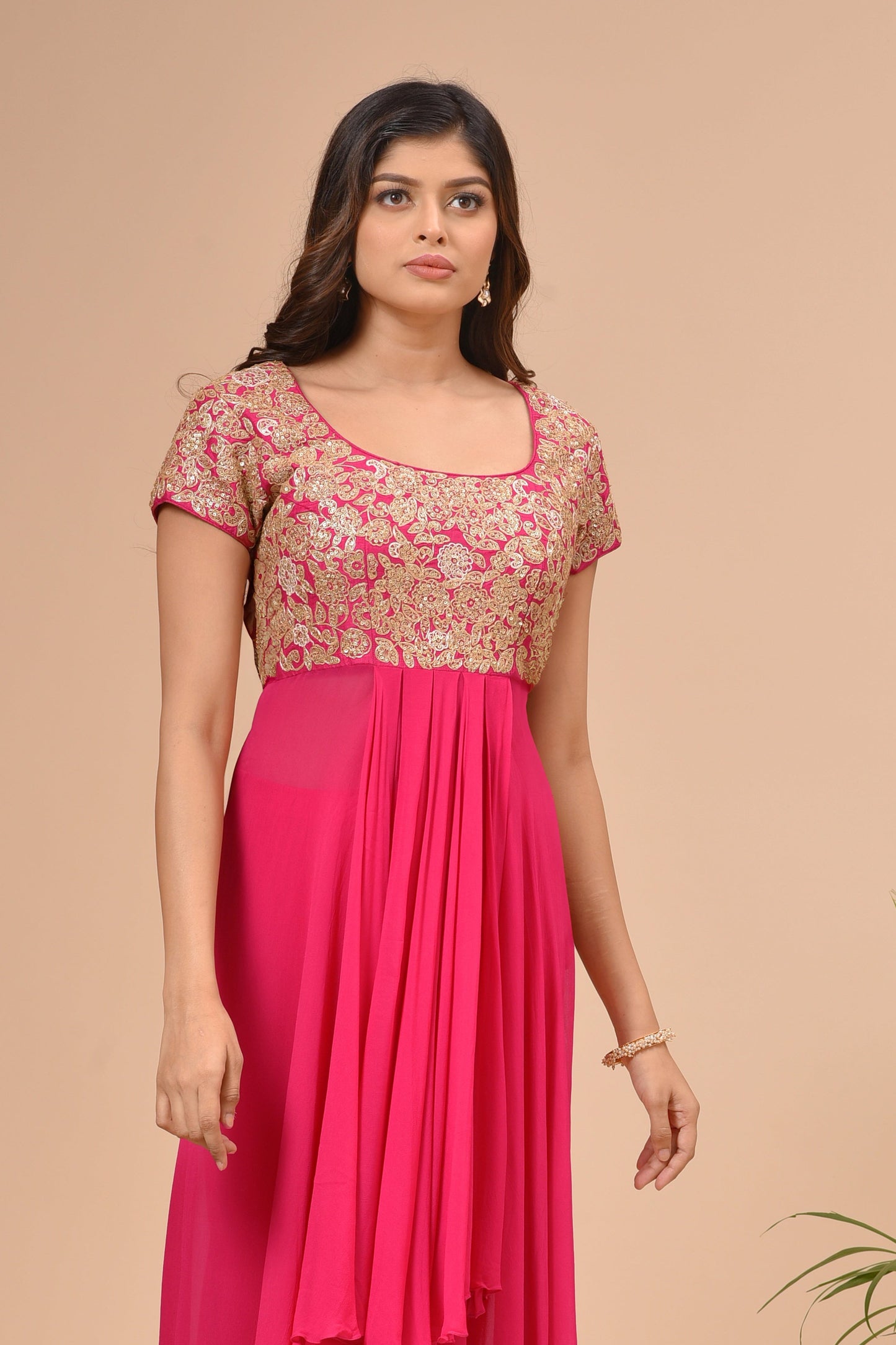 Korallenrotes, asymmetrisches Tunika-Set aus Georgette mit Stickereien und Plissee