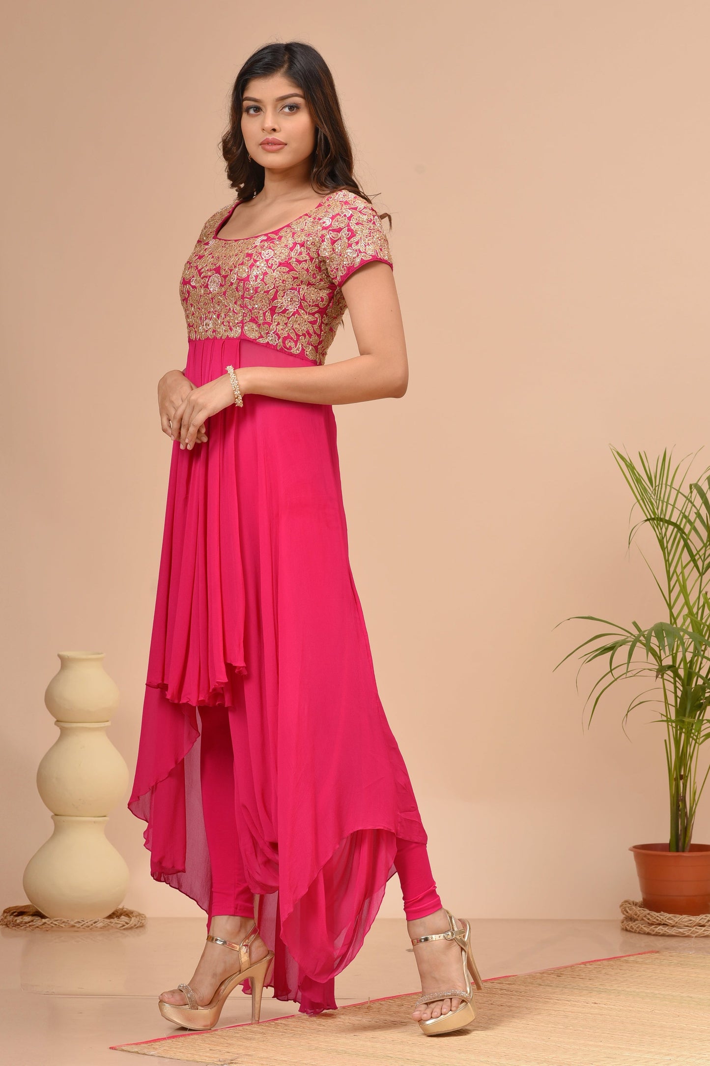 Korallenrotes, asymmetrisches Tunika-Set aus Georgette mit Stickereien und Plissee