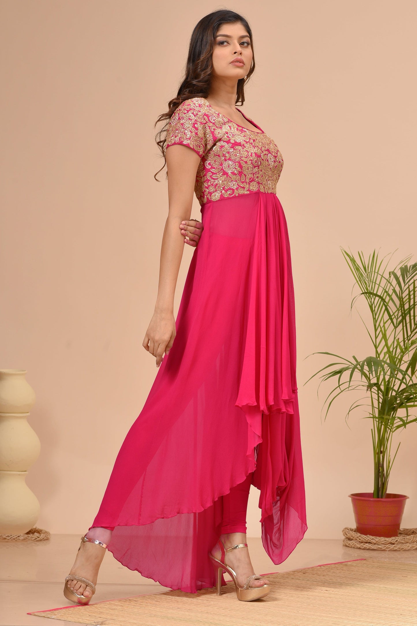 Korallenrotes, asymmetrisches Tunika-Set aus Georgette mit Stickereien und Plissee