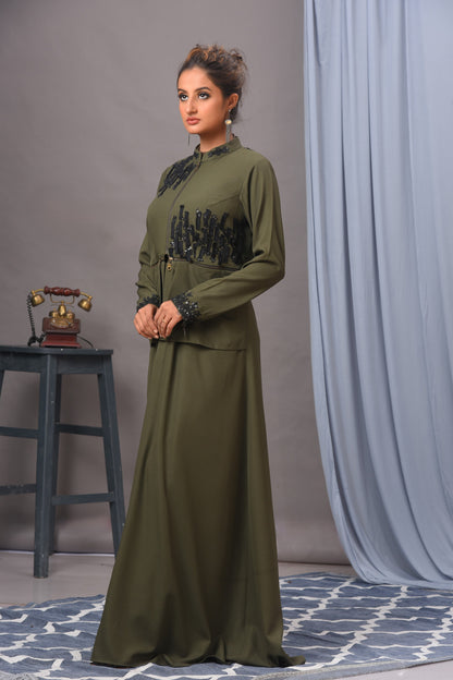 Olivgrünes Tunika-Set im Stil einer Jacke aus Krepp mit Verzierung