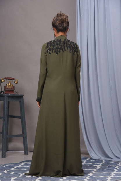 Olivgrünes Tunika-Set im Stil einer Jacke aus Krepp mit Verzierung