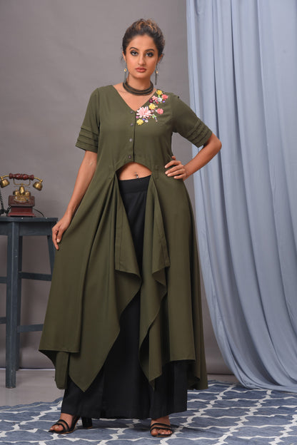 Olivgrünes, besticktes, asymmetrisches Tunika-Set aus Krepp