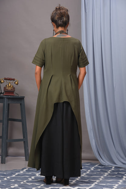 Olivgrünes, besticktes, asymmetrisches Tunika-Set aus Krepp