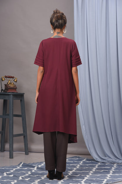 Weinrotes, asymmetrisches Tunika-Set mit Verzierung
